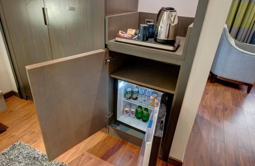 Al Muraqqabat House | Deluxe Room Near Al Rigga Metro by Luxury Bookings