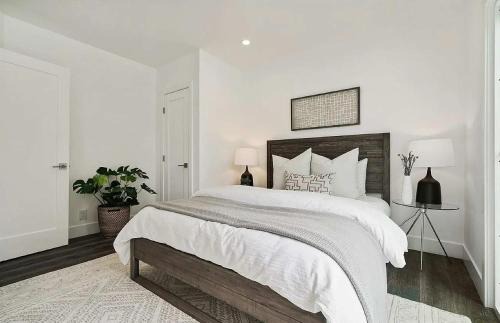 Parkside House | Deluxe Room with Private Bathroom & Full Amenities