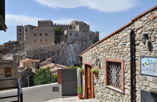Caccamo House | Deluxe studio apartment in front of the castle