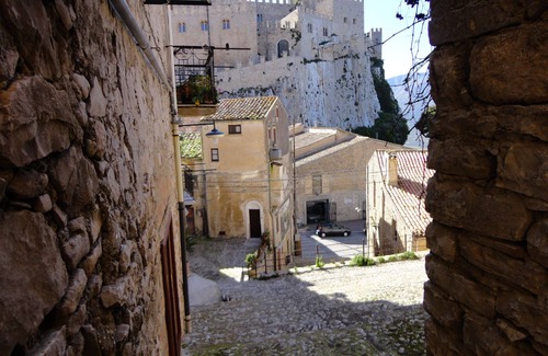 Caccamo House | Deluxe studio apartment in front of the castle