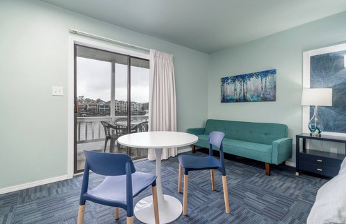 Rockwell Hotel | Deluxe Studio Suite, 1 King Bed, Lake View, Upper Floor