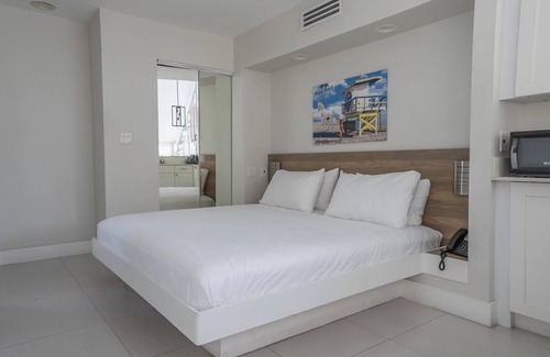 Northeast Miami Hotel | Deluxe Suite at The Biscayne Hotel: Unique MiMo Gem, Floor-to-Ceiling Viewn