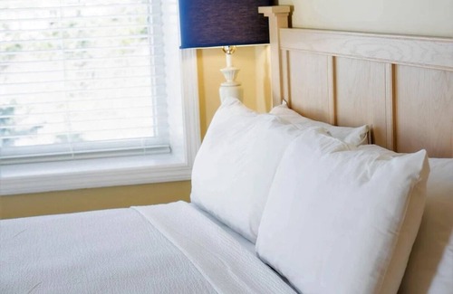 Mara Vista Resort | Deluxe suite at the oceanfront Surfside Resort
