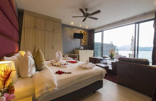 Patong Resort | Deluxe Suite with Jacuzzi in Patong (B)