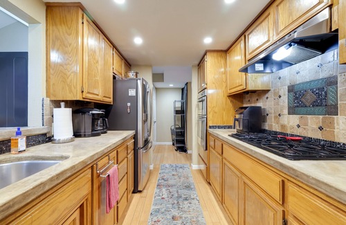 Modesto House | Deluxe Townhome w/Deck, 2 Mi to Downtown Modesto!