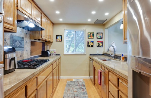Modesto House | Deluxe Townhome w/Deck, 2 Mi to Downtown Modesto!