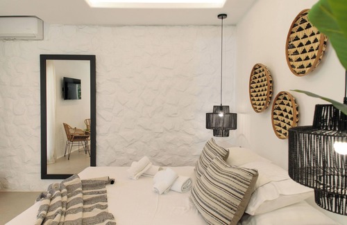 Naxos Town Hotel | Deluxe triple room in Naxos town (access to shared pool)
