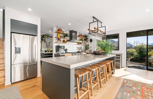 Wanaka Villa | Deluxe Villa - Mountain views - Sleeps 6