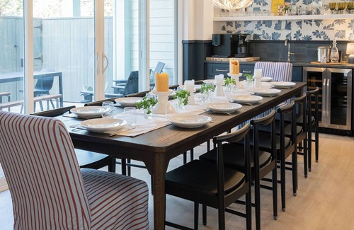 Historic Oakwood House | DeLUXeDwelling-7BR/4BA-ChefsKitchen-20Guests-Pets