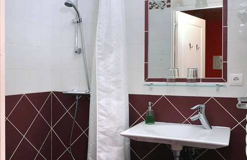 Monlet Bed & Breakfast | demoiselle room with bathroom