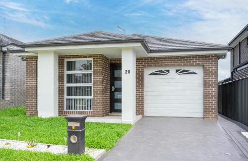 Denham Court Villa | Denham Court 4Br with Central AC & WiFi near Coles