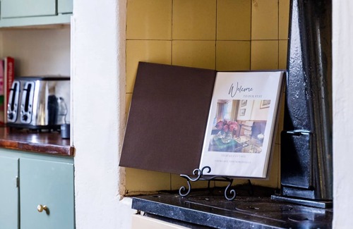 Wentworth Falls Apartment | Deodar Cottage Amid Century Old Trees