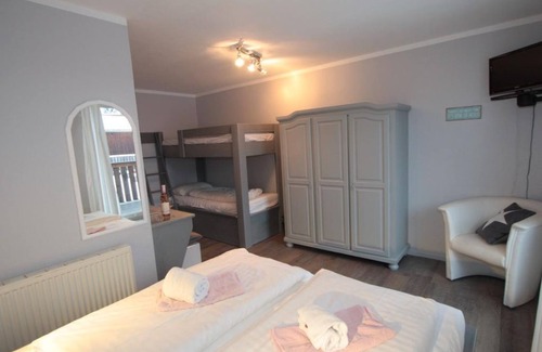 Ledenitzen House | Der Forellenhof - Dreibettzimmer, Dusche, WC