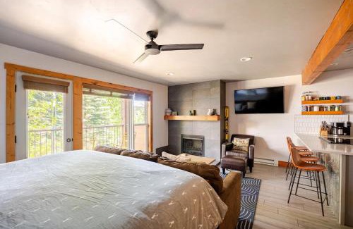 Historic District Apartment | Der Steiermark 108 - Cozy King Studio Off Main St & Peak 9 with AC, Balcony, Shared Hot Tub & Free Parking
