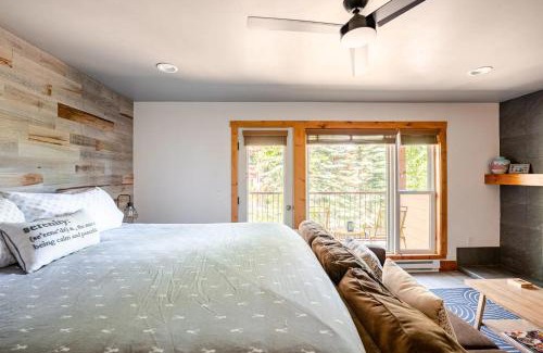 Historic District Apartment | Der Steiermark Unit 108 - Cozy King Studio Off Main St & Peak 9 with AC, Balcony, Shared Hot Tub & Free Parking