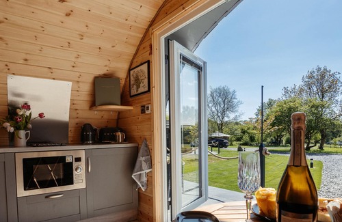 Llanbedr Cottage | DERWEN, romantic, country holiday cottage, with a garden in Llanbedr