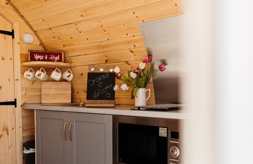 Llanbedr Cottage | DERWEN, romantic, country holiday cottage, with a garden in Llanbedr