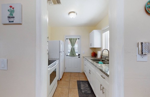 Julia Keen House | Desert home with central AC, WiFi, washer/dryer - dogs are welcome