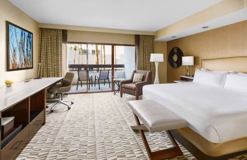 Phoenix Hotel | Desert Oasis Near PHX – Free Shuttle, Relaxing Outdoor Pool & Hiking Trails