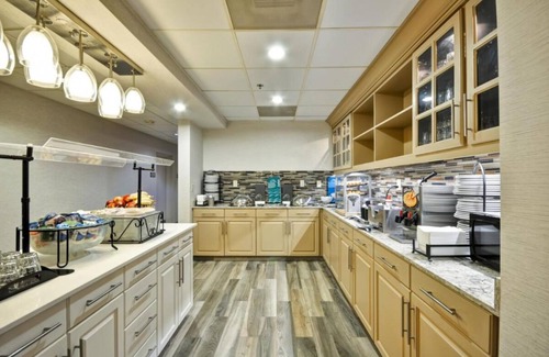 Camelback East Hotel | Desert Oasis Retreat in Phoenix! Free Breakfast, Pool, Kitchen, Pets Allowed!