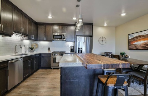 Moab South Valley Condo | DesertMoab Escape | 3BR Condo Pool & RedRock View C2