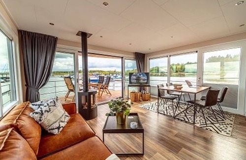 Kroeslin Apartment | Desi7 - Houseboats Marina Kröslin