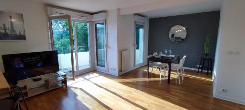 Petit Nanterre Apartment | Design 3 bedrooms appartment, near Champs Elysees