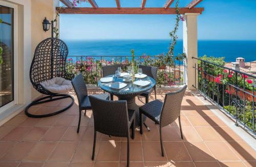 Sao Goncalo Villa | Designed Villa Palheiro Village by Holiday Rental Madeira
