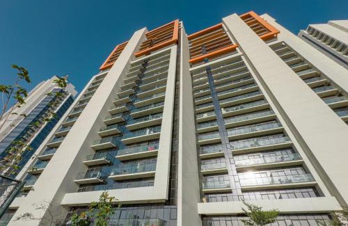 Dubai Apartment | Designer 1BR I Golf View I Comfortably Sleeps 4