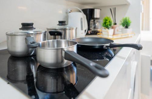 Dubai Apartment | Designer 1BR I Golf View I Comfortably Sleeps 4