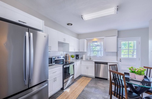 Clayton House | Designer 3BR Ranch Home near Clayton & Wash U