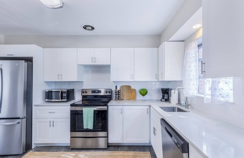 Clayton House | Designer 3BR Ranch Home near Clayton & Wash U