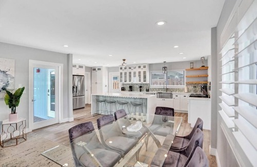 Cypress Lakes Villa | Designer 6 Bedroom | Game Room | 10 Min To Beach!