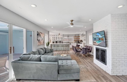 Cypress Lakes Villa | Designer 6 Bedroom | Game Room | 10 Min To Beach!