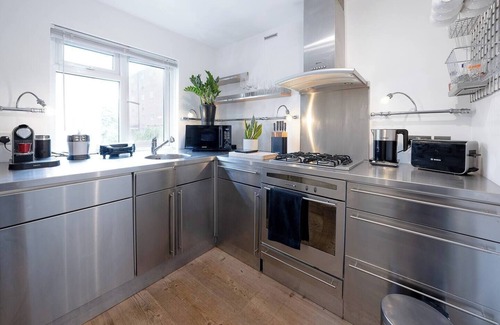 Hammersmith Broadway Apartment | Designer apartment in West London with free private parking