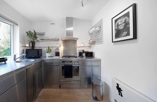 Hammersmith Broadway Apartment | Designer apartment in West London with free private parking