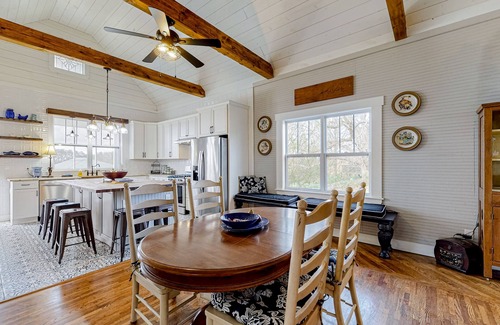 Jasper House | Designer historic home with amazing art, antiques, central AC - walk to downtown