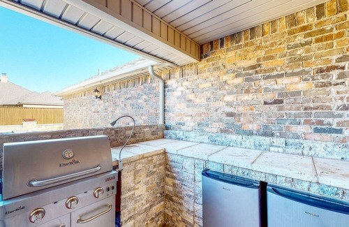 Lubbock House | Designer Home - Private Pool, Pool Spa, Outdoor Kitchen, Office, Dog-Friendly