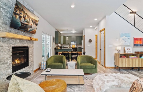 Paradise Estates Cabin | Designer Mt Rainier Stay Hot Tub Fire Pit