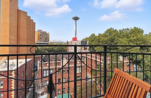Belltown Apartment | Designer Penthouse Space Needle View & Walk to Everything