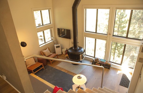 Pine Mountain Club Cabin | Designer Treehouse-like Cabin by Charles Moore near hikes