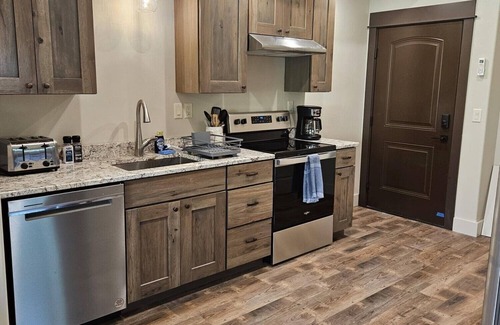 Gardiner Cabin | Destination Delight! Free Parking, Edge of Yellowstone North Entrance!