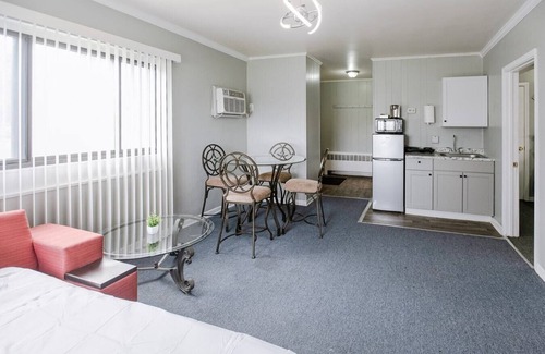 Riverview Apartment | Detroit 2Bd Family Home | Lake Erie Metropark