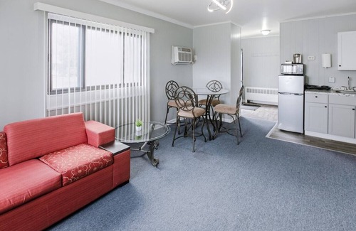 Riverview Apartment | Detroit 2Bd Family Home | Lake Erie Metropark