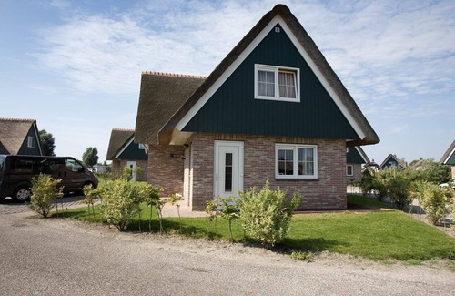 Makkum Cabin | Detached Beachvilla for 8 people with a yard, 4 bedrooms, and the option of a location on open water at Beach Resort Makkum.