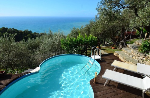 Camogli House | Detached cottage with sea view, large fenced garden and panoramic pool