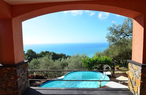 Camogli House | Detached cottage with sea view, large fenced garden and panoramic pool