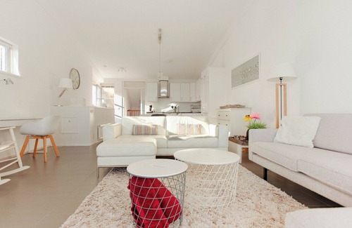 Makkum Cabin | Detached Dijkvilla with a large patio, a panoramic view of the IJsselmeer, and three bedrooms at the luxurious Beach Resort Makkum.