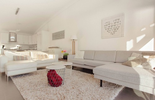 Makkum Cabin | Detached Dijkvilla with a large patio, a panoramic view of the IJsselmeer, and three bedrooms at the luxurious Beach Resort Makkum.