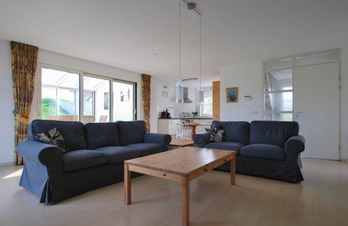 Makkum Cabin | Detached Duinvilla with a conservatory, a whirlpool, and two patios near the beach at the luxurious Beach Resort Makkum.